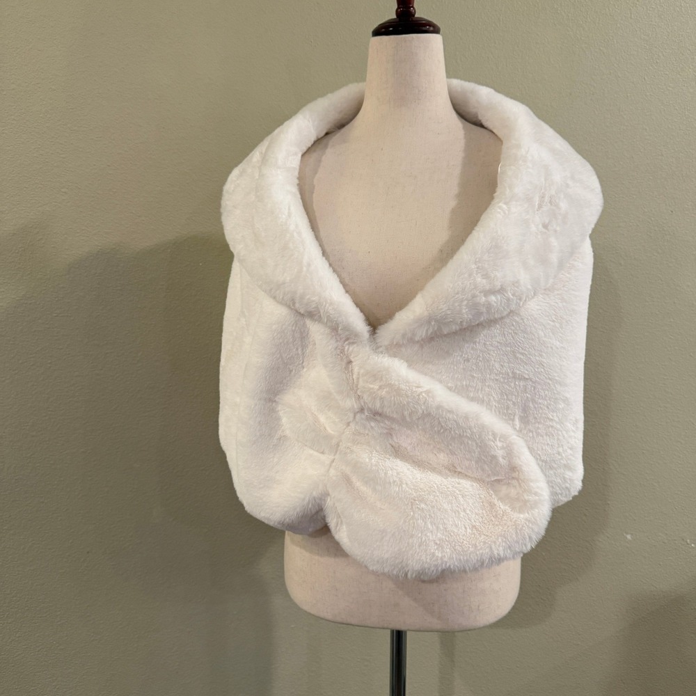 BHLDN Anthropologie Faux Fur Wrap Ivory Small Bridal Shawl Stole Shrug NEW